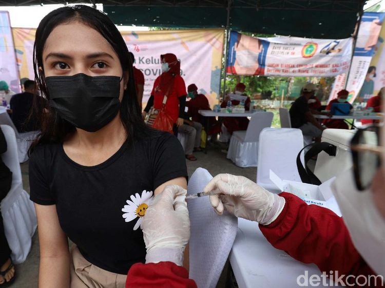 2.000 Warga Ikuti Vaksinasi COVID-19 di Kembangan