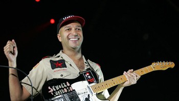 Anggota band Rage Against The Machine, Tom Morello tidak tahu cara menggunakan studio yang ia bangun di rumahnya sendiri. “Saya memiliki studio yang bagus di rumah saya, tetapi saya tidak tahu bagaimana cara mengerjakannya. Seperti, saya tidak tahu cara memindahkan tombol apa pun, katanya. Foto: Getty Images/Paul Kane