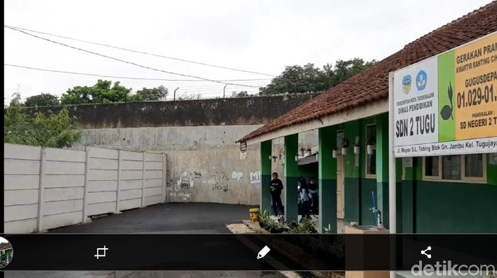 Akses masuk sekolah di Tasik dihalangi benteng