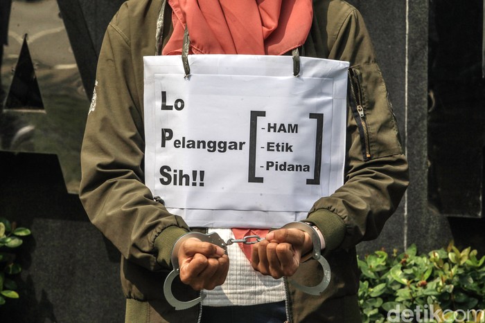 Aksi Nyleneh di Depan KPK, Bawa Borgol dan Tong Sampah Massa aksi yang tergabung dalam Koalisi Masyarakat Sipil Antikorupsi melakukan aksi teatrikal di depan gedung Komisi Pemberantasan Korupsi (KPK), Jakarta, Selasa (31/8/2021). Aksi teatrikal itu untuk mengkritik para pejabat publik yang yang melakukan pelanggaran kode etik, Hak Asasi Manusia (HAM), pidana, dan koruptor.
