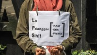 Koalisi Masyarakat Sipil Antikorupsi, seperti dari ICW, LBH Jakarta, dan YLBHI, melakukan aksi teatrikal di depan gedung KPK.