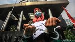 Aksi Nyeleneh di Depan KPK, Bawa Tong Sampah dan Borgol