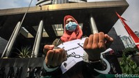 Hari ini Koalisi Masyarakat Sipil Antikorupsi mengadakan aksi teatrikal di depan KPK, merespons fenomena selama ini yang kami lihat banyak sekali pejabat publik yang terbukti melanggar sejumlah ketentuan di antaranya putusan etik, kata peneliti ICW Kurnia Ramadhana di lokasi.