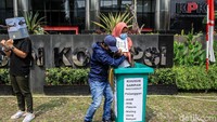 Aksi itu dilakukan dengan cara memasukkan seorang wanita dengan kalung bertuliskan LPS ke tempat sampah.