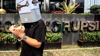 Peneliti ICW Kurnia Ramadhana mengatakan aksi ini dimaksudkan sebagai sindiran para pejabat publik yang telah melanggar sejumlah ketentuan. Kurnia menganggap pejabat publik tersebut seharusnya malu dengan tindakannya itu.