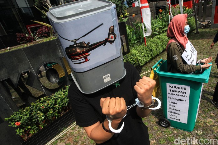 Aksi Nyleneh di Depan KPK, Bawa Borgol dan Tong Sampah Massa aksi yang tergabung dalam Koalisi Masyarakat Sipil Antikorupsi melakukan aksi teatrikal di depan gedung Komisi Pemberantasan Korupsi (KPK), Jakarta, Selasa (31/8/2021). Aksi teatrikal itu untuk mengkritik para pejabat publik yang yang melakukan pelanggaran kode etik, Hak Asasi Manusia (HAM), pidana, dan koruptor.