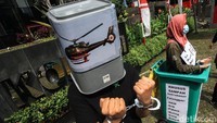 Aksi berlangsung tertib dan tetap menjaga protokol kesehatan. Mereka bubar sekitar 20 menit setelah melakukan aksi teatrikal tersebut.