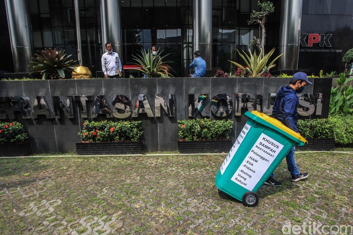 Aksi Nyleneh di Depan KPK, Bawa Borgol dan Tong Sampah Massa aksi yang tergabung dalam Koalisi Masyarakat Sipil Antikorupsi melakukan aksi teatrikal di depan gedung Komisi Pemberantasan Korupsi (KPK), Jakarta, Selasa (31/8/2021). Aksi teatrikal itu untuk mengkritik para pejabat publik yang yang melakukan pelanggaran kode etik, Hak Asasi Manusia (HAM), pidana, dan koruptor.