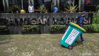 Massa aksi yang tergabung dalam Koalisi Masyarakat Sipil Antikorupsi melakukan aksi teatrikal di depan gedung Komisi Pemberantasan Korupsi (KPK), Jakarta, Selasa (31/8/2021). Aksi teatrikal itu untuk mengkritik para pejabat publik yang melakukan pelanggaran kode etik, hak asasi manusia (HAM), pidana, dan korupsi.