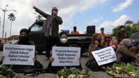Seorang perwakilan demonstran tengah berorasi.