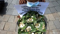 Massa juga membawa nasi bancakan.