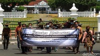 Aksi ini dilakukan massa yang tergabung dalam Forum Warga Yogyakarta dari arah Alun-alun Utara menuju nol km.