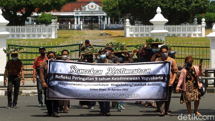 Sejumlah orang gelar aksi Bancakan Keistimewaan di kawasan simpang empat titik nol km, Yogyakarta. Aksi ini untuk memperingati 9 tahun disahkannya UU Keistimewaan Yogyakarta.