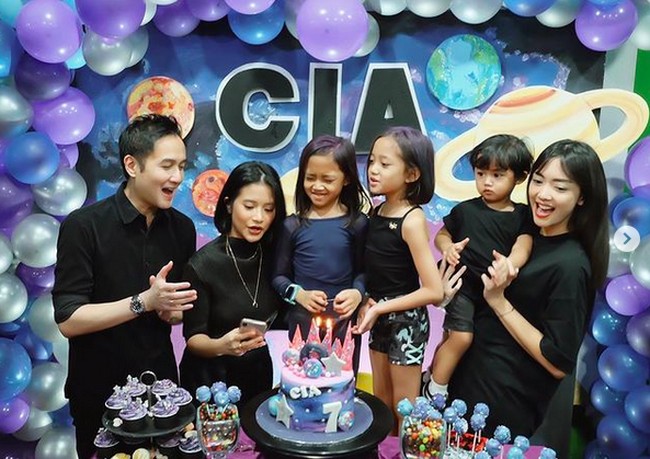 Ini adalah foto terakhir Ririn Dwi Ariyanti dan Aldi Bragi terlihat bersama. Foto perayaan ulang tahun anak mereka itu diunggah pada Januari 2020. (Foto: Instagram/@ririndwiariyanti)