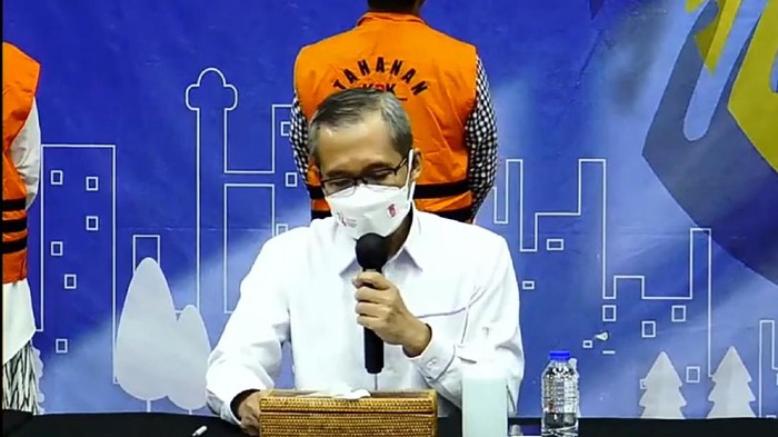 Alexander Marwata saat konferensi pers Bupati Probolinggo dan suami jadi tersangka