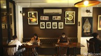 Selain itu para petugas di restoran menerapkan protokol kesehatan yang ketat dalam melayani pengunjung.