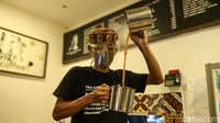 Seorang pelayan membuat teh tarik di Atjeh Connection, Jakarta, Selasa (31/8/2021). Pemerintah melakukan uji coba operasional outlet restoran di luar mal dan ruang tertutup dengan kapasitas 25 persen. Uji coba ini hanya dibolehkan di 4 kota.