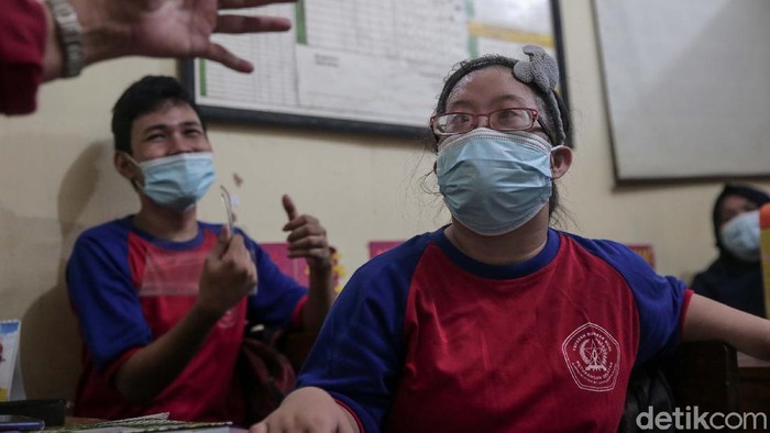 Antusiasnya Siswa SLB Ikuti Uji Coba Kelas Tatap Muka SLB Sumber Budi, Petukangan, Jakarta Selatan, gelar uji coba kelas tatap muka. Para murid berkebutuhan khusus ini pun sangat antusias.