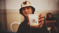 Potret lain momen ngopi Arya Saloka juga pernah ia bagikan. Saat itu, aktor Ikatan Cinta ini menikmati segelas es latte yang segar. Foto: Instagram @arya.saloka