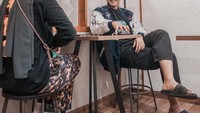 Tak hanya jago akting, Arya Saloka juga memiliki bisnis kuliner yaitu Kyo Dim Sum. Ini potret Arya saat mengunjungi salah satu gerainya. Foto: Instagram @arya.saloka