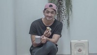 Arya tampak santai menikmati secangkir kopi hangat dan beberapa potong roti dan bolu. Foto: Instagram @arya.saloka