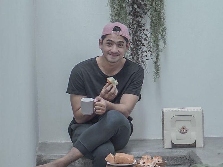 Tampannya Arya Saloka Saat Ngopi dan Makan Baso Aci