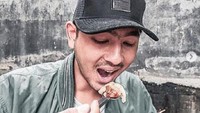 Arya Saloka juga pernah membagikan momennya menikmati baso aci. Semangkuk baso aci yang hangat gurih lahap disantap olehnya. Foto: Instagram @arya.saloka