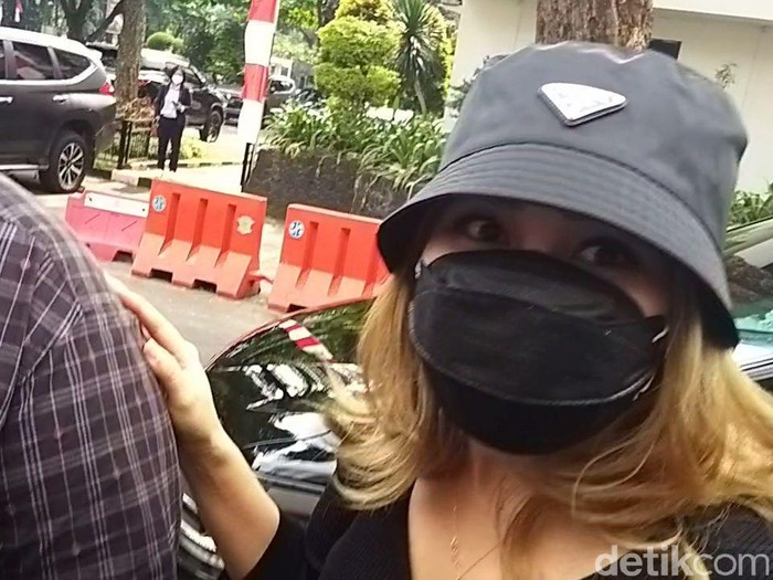 Ayu TIng Ting datangi polda