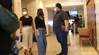 Ayu bersama kuasa hukumnya pun telah menyiapkan barang bukti berupa tulisan-tulisan penghinaan ke padanya. Pool/Palevi S/detikFoto.