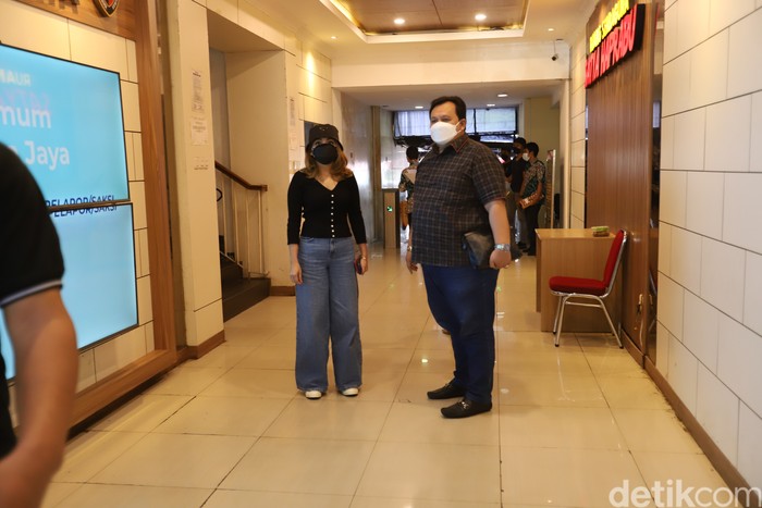 Ayu Ting Ting Penyanyi dangdut Ayu Ting Ting saat memenuhi pemanggilan sebagai saksi di Polda Metro Jaya, Jakarta, Selasa, (31/8). PedangdutAyu Ting Ting beserta pengacaranya bakal diperiksa oleh penyidikterkait laporannya terhadap pemilik akun Instagram @gundik_empaeng tentang dugaan penghinaan.