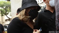 Ayu Ting Ting memilih bungkam saat ditanya awak media, dan hanya berkata,Doain aja ya. Pool/Palevi S/detikFoto.