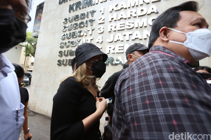 Penyanyi dangdut Ayu Ting Ting saat memenuhi pemanggilan sebagai saksi di Polda Metro Jaya, Jakarta, Selasa, (31/8). PedangdutAyu Ting Ting beserta pengacaranya bakal diperiksa oleh penyidikterkait laporannya terhadap pemilik akun Instagram @gundik_empaeng tentang dugaan penghinaan.