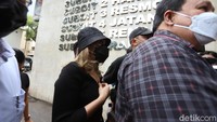 Ayu menjalani pemeriksaan atas pelaporan kasus bullying yang diterimanya dari seorang netizen. Pool/Palevi S/detikFoto.