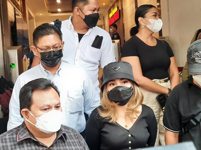 Ayu Ting Ting (baju hitam) usai diperiksa di Polda Metro (Yogi-detikcom)
