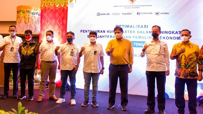 Bantuan Paket Sembako untuk Sulteng Askrindo, Anggota Holding Perasuransian dan Penjaminan Indonesia Financial Grup (IFG) memberikan 200 paket sembako kepada Pemerintah provinsi Sulawesi Tengah.