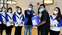 Ketua Umum Insan Muda Demokrat Indonesia (IMDI) Michael Wattimena memberikan bantuan kepada insan jurnalis secara simbolis di Jakarta, Selasa (31/8/21).   
