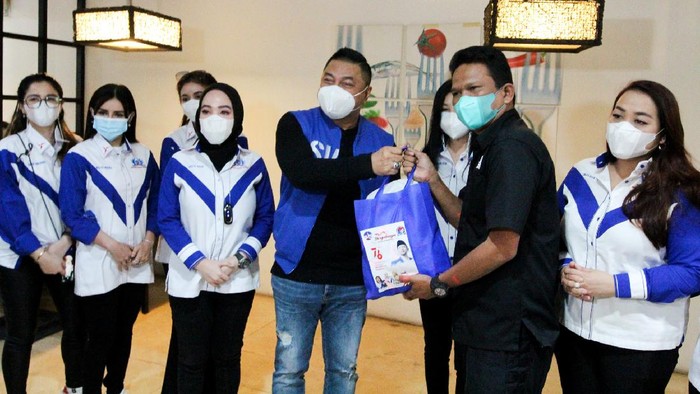 Bantuan untuk Jurnalis yang Terdampak Pandemi Pandemi juga turut menerpa insan jurnalis. Jelang HUT Partai Demokrat ke-20, Insan Muda Demokrat Indonesia pun ikut berbagi keceriaan.
Ketua Umum Insan Muda Demokrat Indonesia Michael Wattimena memberikan bantuan kepada insan jurnalis di Jakarta, Selasa (31/8/21). Kepedulian dalam rangka menyambut HUT Partai Demokrat ke-20 tahun melalui nilai-nilai transendental kepada yang terdampak pandemi covid-19. Foto : Dwi Pambudo/Rakyat Merdeka
