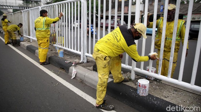 Biar Kinclong Pagar Pembatas Jalan Bassura Dicat Ulang Biar Kinclong Pagar Pembatas Jalan Di Cat
Petugas bina marga melakukan pengecetan pagar pembatas jalan di Jalan Jenderal Basuki Rachmat, Jakarta Timur, Selasa (31/8/2021). Hal ini dilakukan dalam upaya mempercantik kawasan dan memberikan kenyamanan warga dalam berkendara. Pengecatan dilakukan sebagai upaya perawatan berkala terhadap infrastruktur atau sarana dan prasarana yang sudah mulai kehilangan fungsi atau rusak. Agung Pambudhy/Detikcom.