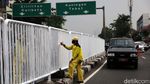 Biar Kinclong Pagar Pembatas Jalan Basura Jaktim Dicat