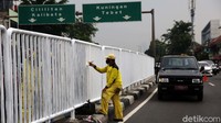 Pengecatan dilakukan sebagai upaya perawatan berkala terhadap infrastruktur atau sarana dan prasarana yang sudah mulai kehilangan fungsi atau rusak.