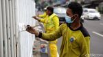 Biar Kinclong Pagar Pembatas Jalan Basura Jaktim Dicat