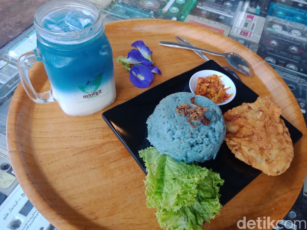 Biru Cantik! Nasi Bunga Telang yang Kaya Khasiat Bisa Dinikmati di Jombang