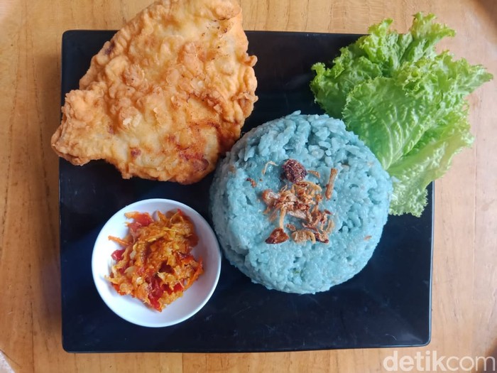 Biru Cantik! Nasi Bunga Telang yang Kaya Khasiat Bisa Dinikmati di Jombang Biru Cantik! Nasi Bunga Telang yang Kaya Khasiat Bisa Dinikmati di Jombang