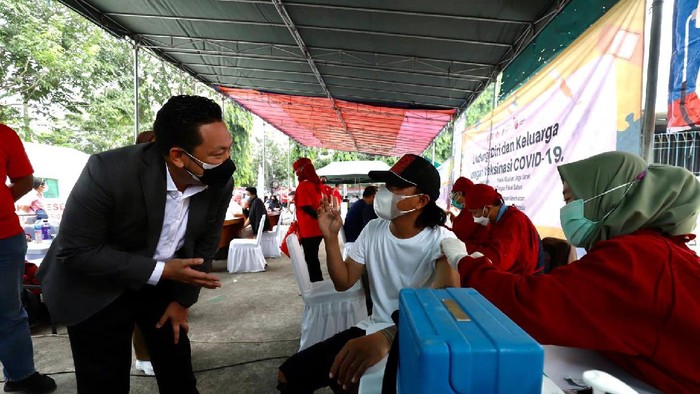 Menteri Kesehatan Budi Gunadi Sadikin berulang kali memamerkan jumlah vaksinasi Indonesia yang kini di peringkat 6 dunia.