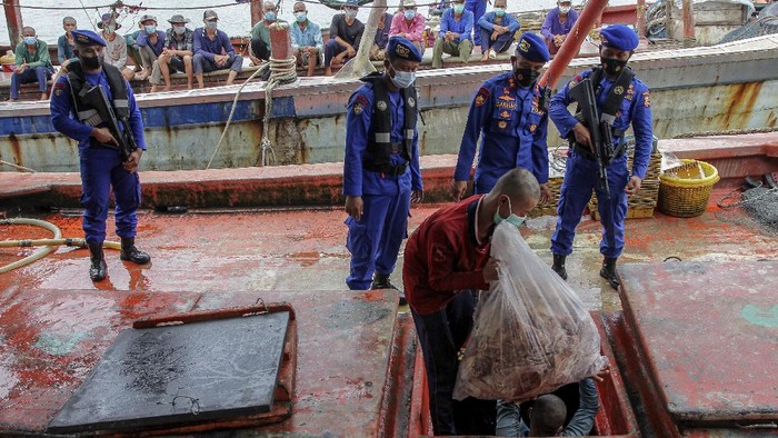 Kepala Badan Pemeliharaan Keamanan (Kabaharkam) Polri Komjen Pol Arief Sulistyanto (tengah) didampingi Kapolda Kepri Irjen Pol Aris Budiman (Kedua kiri), dan Dirjen PSDKP-KKP Laksamana Muda TNI Adin Nurawaluddin (Kanan kedua) memberikan keterangan kepada wartawan saat rilis penangkapan empat kapal nelayan asing, di Pelabuhan Batu Ampar, Batam, Kepulauan Riau, Selasa (31/8/2021). Polair Polda Kepri mengamankan empat kapal nelayan asing yang melakukan penangkapan ikan secara ilegal beserta sejumlah ABK berkewarganegaraan Vietnam di Perairan Natuna Utara yang termasuk ke dalam Zona Ekonomi Ekslusif Indonesia .ANTARA FOTO/Teguh Prihatna/hp.