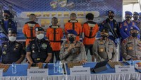 Kepala Badan Pemeliharaan Keamanan (Kabaharkam) Polri Komjen Pol Arief Sulistyanto (tengah) didampingi Kapolda Kepri Irjen Pol Aris Budiman (Kedua kiri), dan Dirjen PSDKP-KKP Laksamana Muda TNI Adin Nurawaluddin (Kanan kedua) memberikan keterangan kepada wartawan saat rilis penangkapan empat kapal nelayan asing, di Pelabuhan Batu Ampar, Batam, Kepulauan Riau, Selasa (31/8/2021).