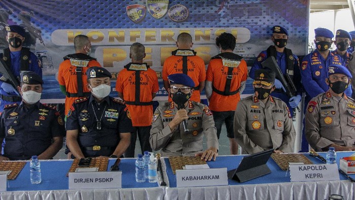 Curi Ikan di Wilayah RI, 4 Kapal Nelayan Asing Ditangkap Kepala Badan Pemeliharaan Keamanan (Kabaharkam) Polri Komjen Pol Arief Sulistyanto (tengah) didampingi Kapolda Kepri Irjen Pol Aris Budiman (Kedua kiri), dan Dirjen PSDKP-KKP Laksamana Muda TNI Adin Nurawaluddin (Kanan kedua) memberikan keterangan kepada wartawan saat rilis penangkapan empat kapal nelayan asing, di Pelabuhan Batu Ampar, Batam, Kepulauan Riau, Selasa (31/8/2021). Polair Polda Kepri mengamankan empat kapal nelayan asing yang melakukan penangkapan ikan secara ilegal beserta sejumlah ABK berkewarganegaraan Vietnam di Perairan Natuna Utara yang termasuk ke dalam Zona Ekonomi Ekslusif Indonesia .ANTARA FOTO/Teguh Prihatna/hp.
