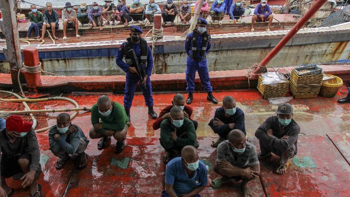 Curi Ikan di Wilayah RI, 4 Kapal Nelayan Asing Ditangkap Kepala Badan Pemeliharaan Keamanan (Kabaharkam) Polri Komjen Pol Arief Sulistyanto (tengah) didampingi Kapolda Kepri Irjen Pol Aris Budiman (Kedua kiri), dan Dirjen PSDKP-KKP Laksamana Muda TNI Adin Nurawaluddin (Kanan kedua) memberikan keterangan kepada wartawan saat rilis penangkapan empat kapal nelayan asing, di Pelabuhan Batu Ampar, Batam, Kepulauan Riau, Selasa (31/8/2021). Polair Polda Kepri mengamankan empat kapal nelayan asing yang melakukan penangkapan ikan secara ilegal beserta sejumlah ABK berkewarganegaraan Vietnam di Perairan Natuna Utara yang termasuk ke dalam Zona Ekonomi Ekslusif Indonesia .ANTARA FOTO/Teguh Prihatna/hp.