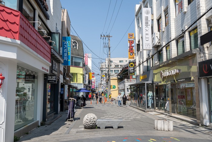 Various shops and restaurants along the Daehakro street in Gangneung, South Korea. Taken on May 1st 2020.