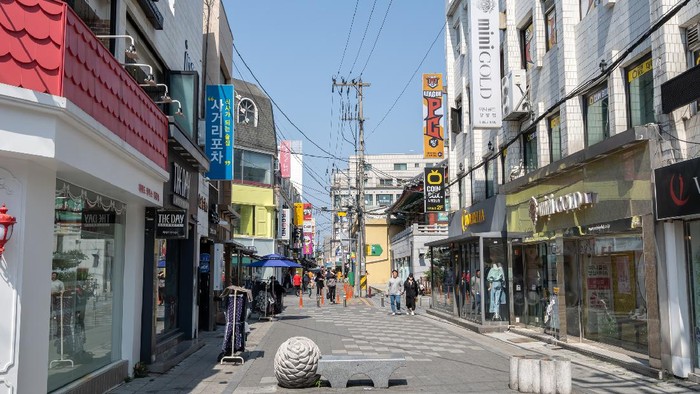 Various shops and restaurants along the Daehakro street in Gangneung, South Korea. Taken on May 1st 2020.